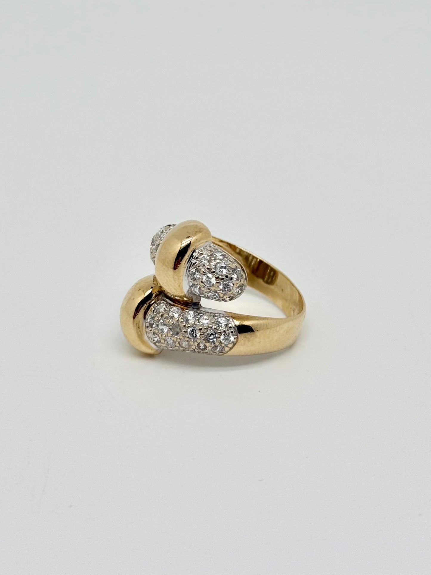 Geelgouden ring bezet met zirkonen