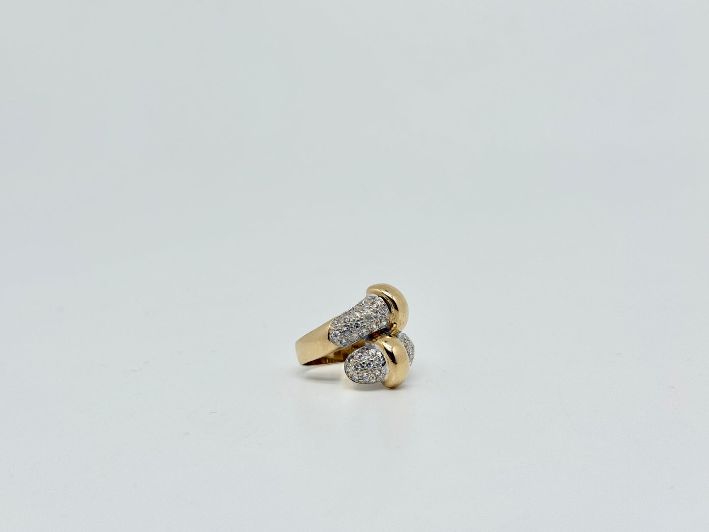 Geelgouden ring bezet met zirkonen