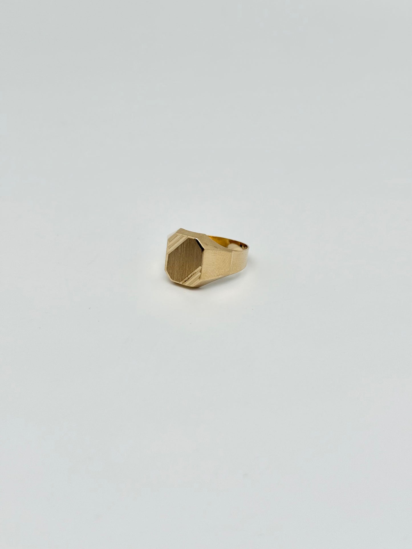 Men's yellow gold ring