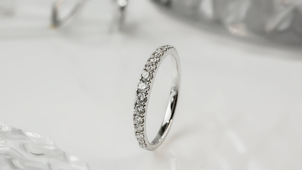 Half-eternal ring in white gold, set with natural diamonds