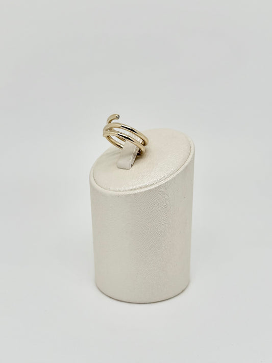 Yellow gold ring with 2 diamonds at the ends