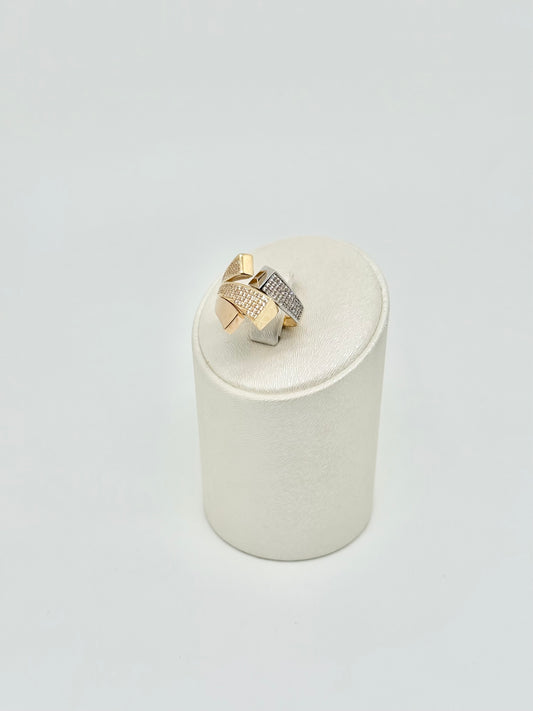 Yellow gold ring with pink and white accents set with zircons