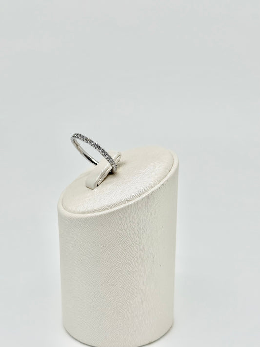 Half-eternal ring in white gold, set with natural diamonds