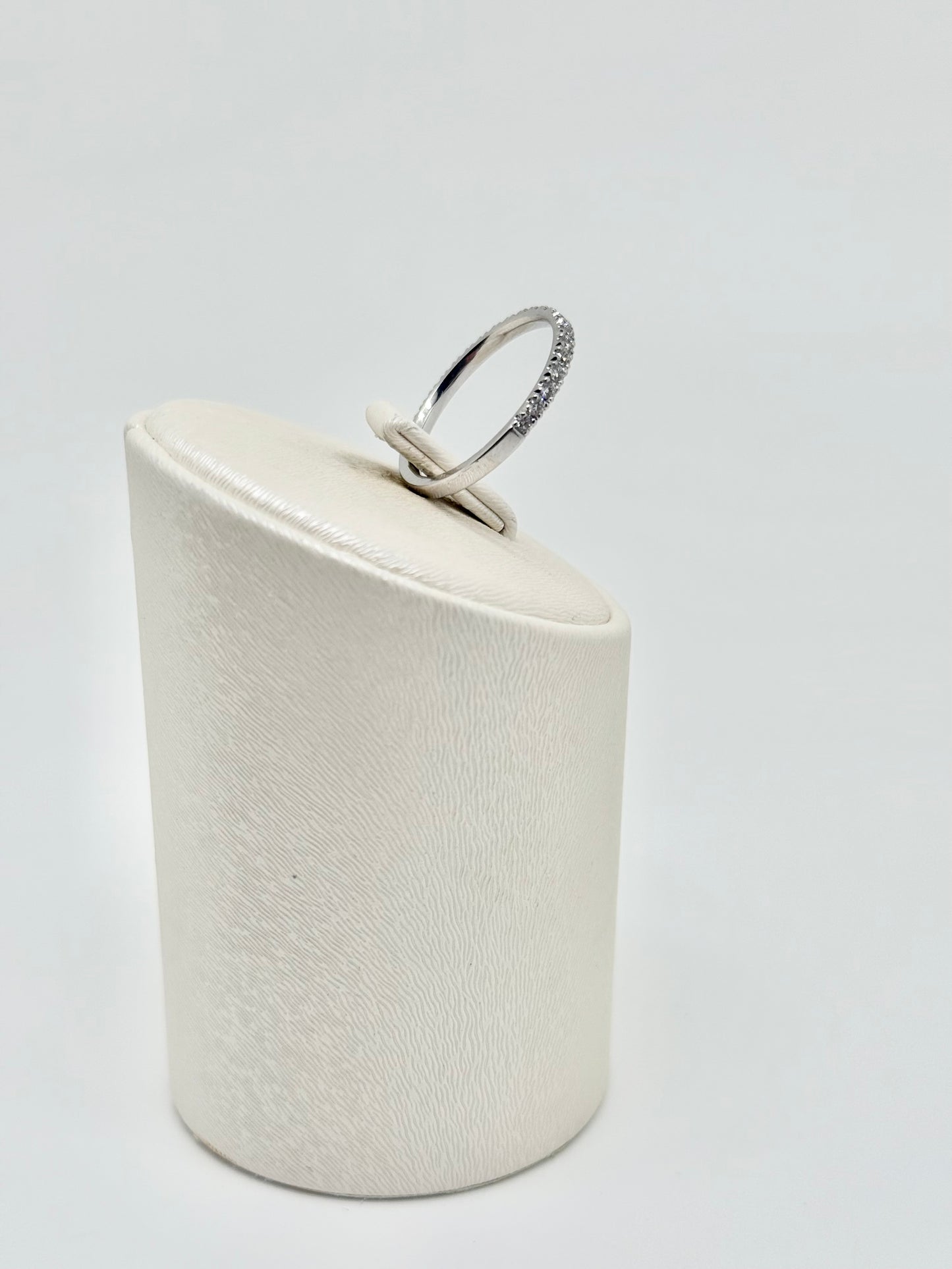Half-eternal ring in white gold, set with natural diamonds