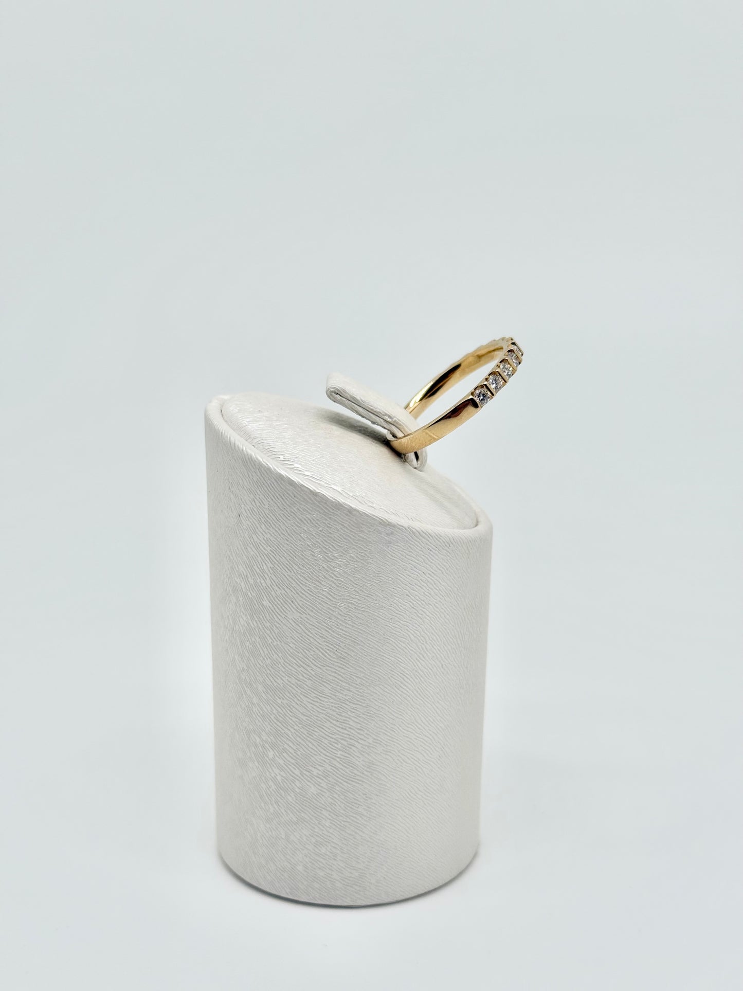 Half-eternal ring in yellow gold and round brilliant diamonds