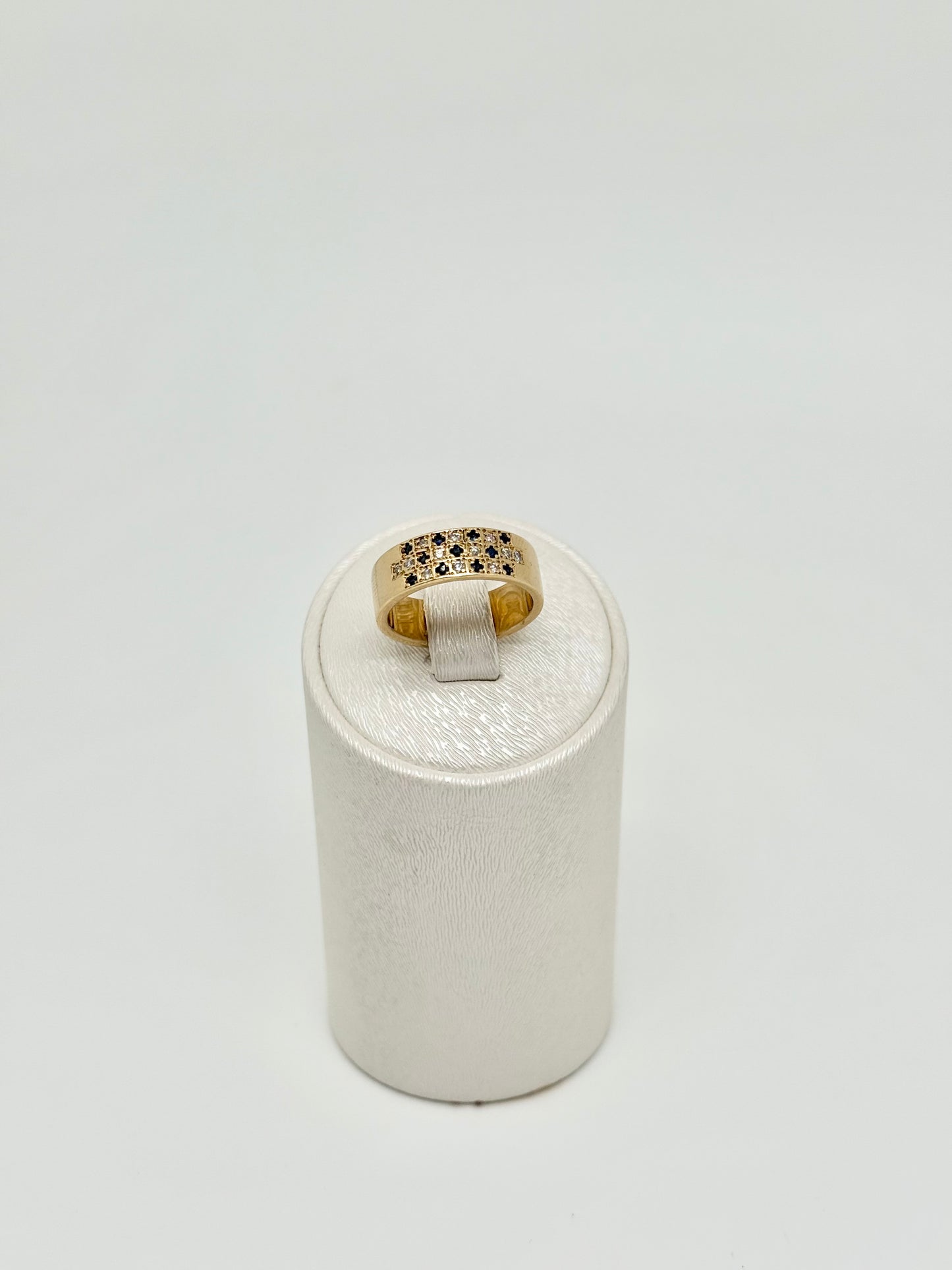 Geelgouden ring bezet met kleine saffieren en diamanten