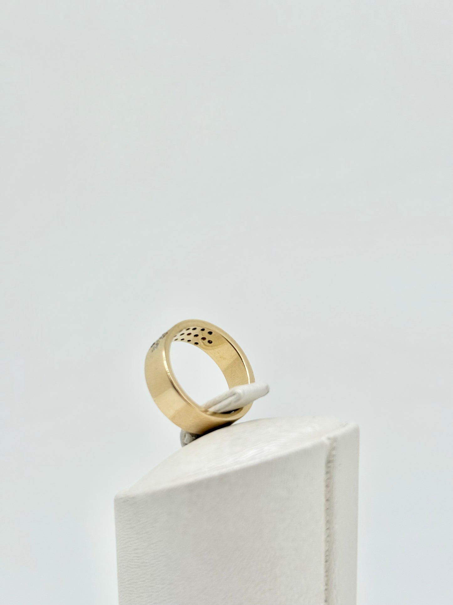 Geelgouden ring bezet met kleine saffieren en diamanten