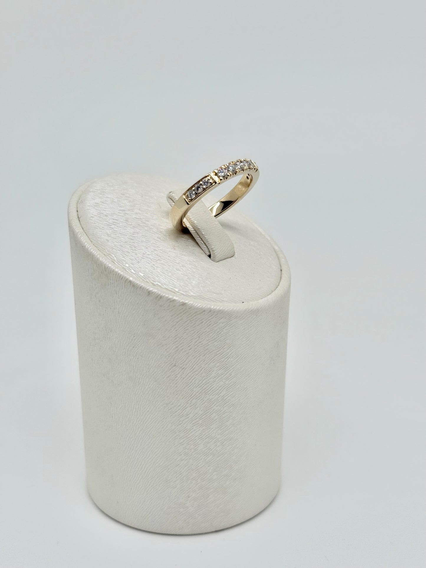 Geelgouden ring bezet met natuurlijke diamanten