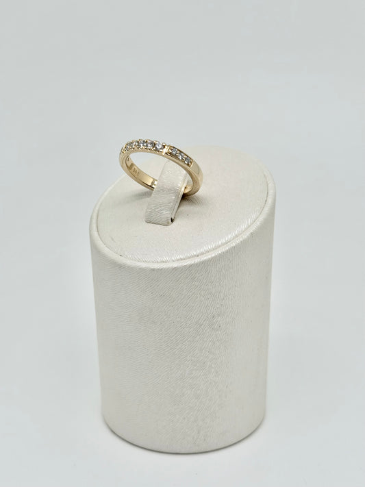 Geelgouden ring bezet met natuurlijke diamanten