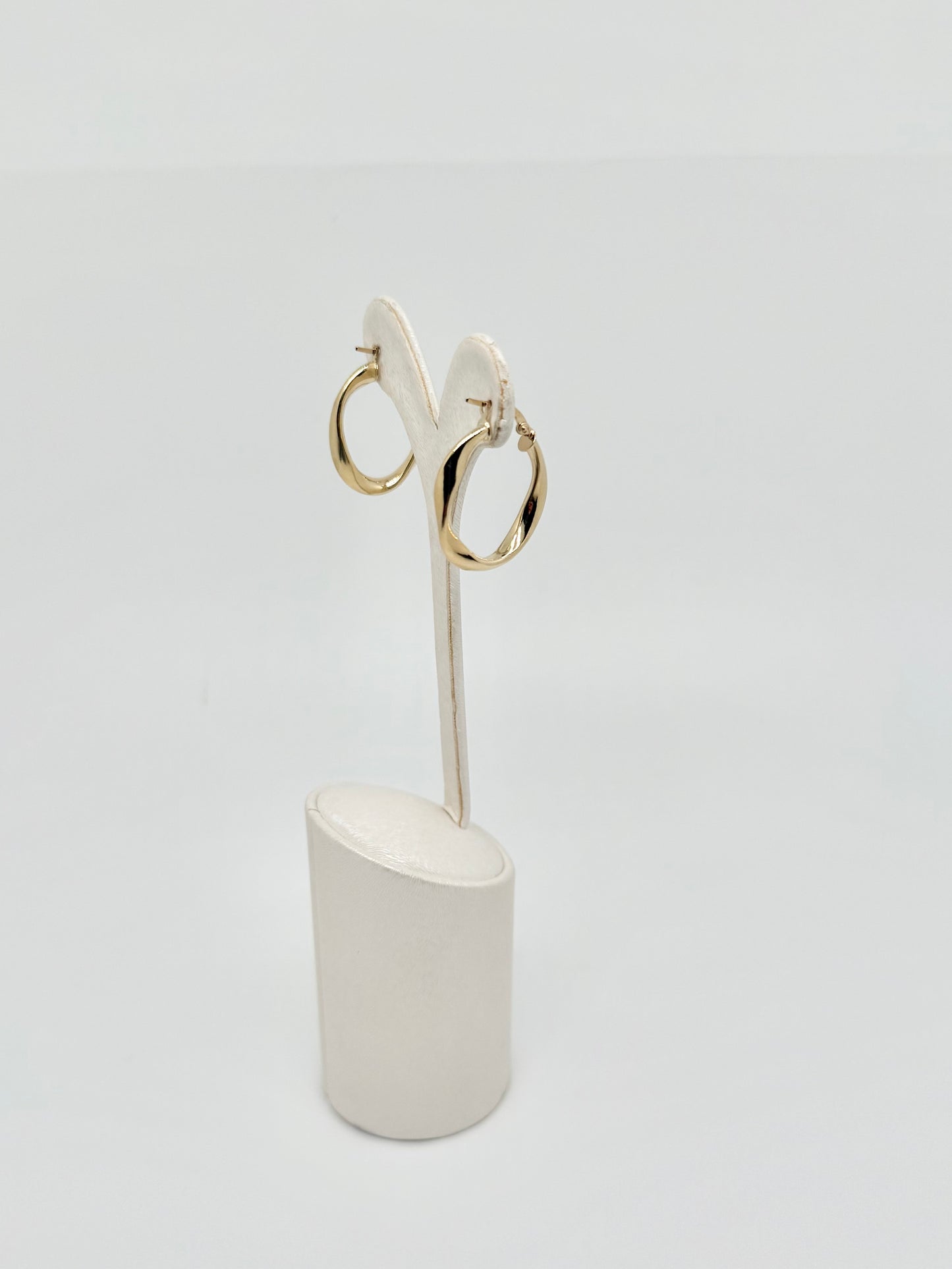 Oval yellow gold earrings