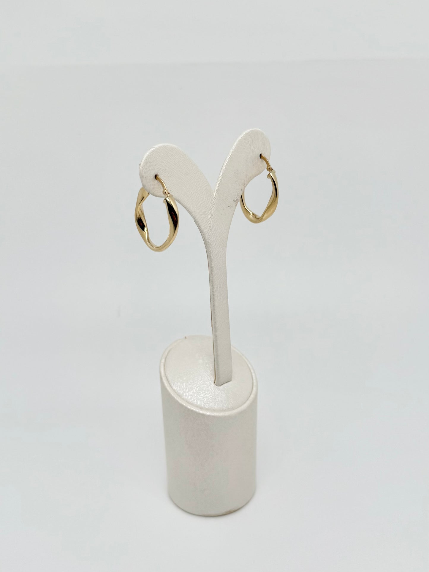 Oval yellow gold earrings