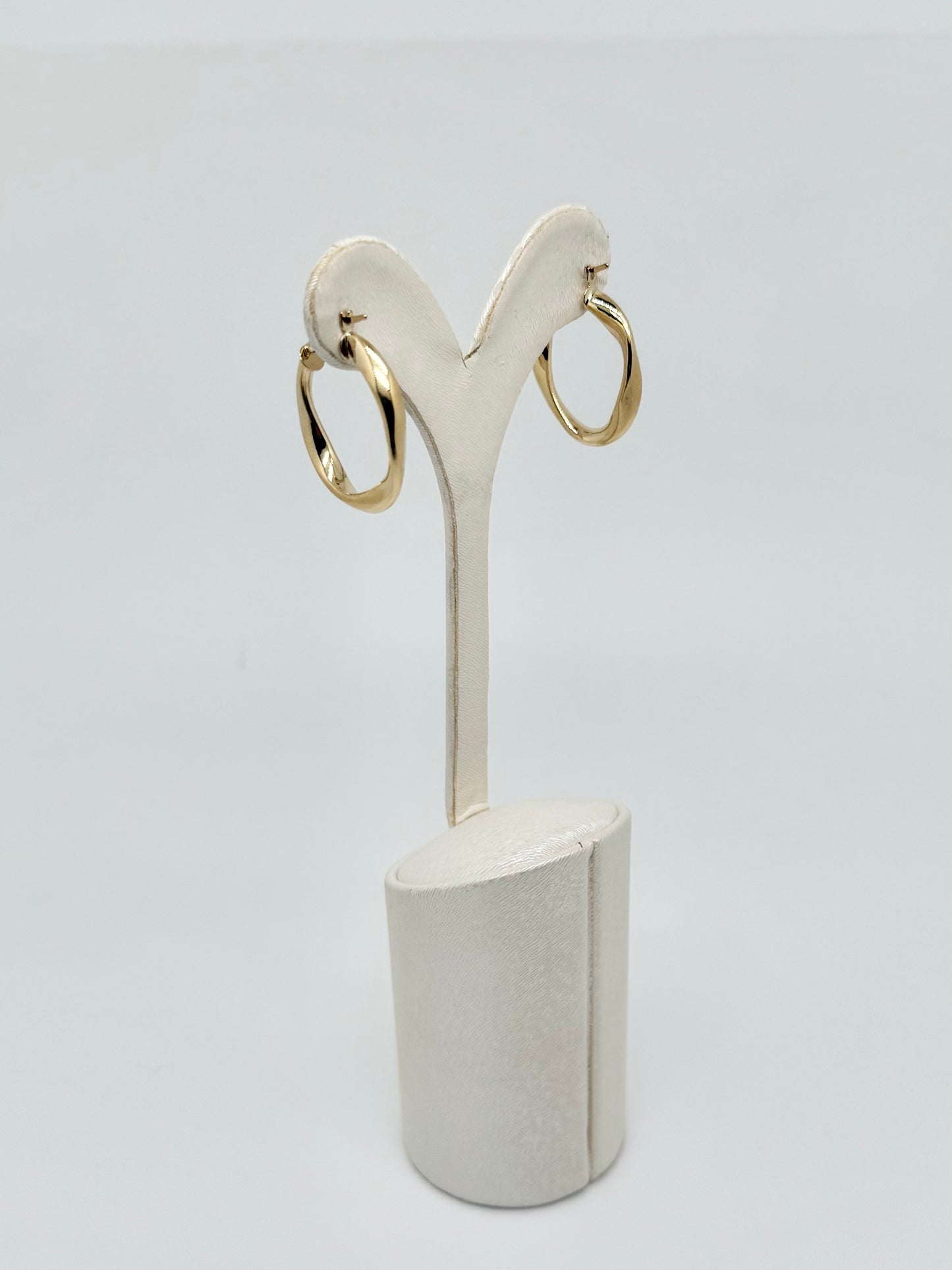Oval yellow gold earrings