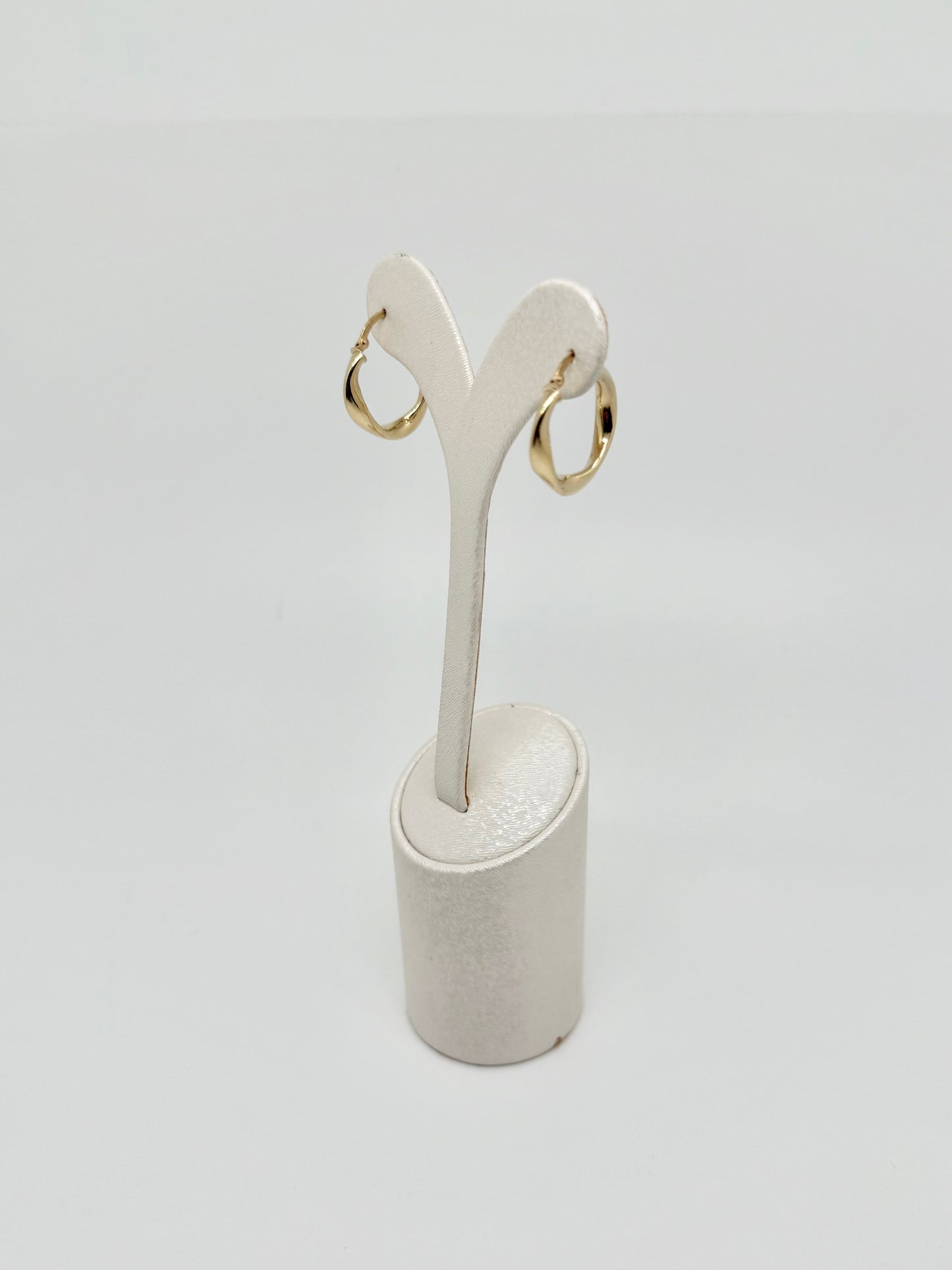 Round yellow gold earrings