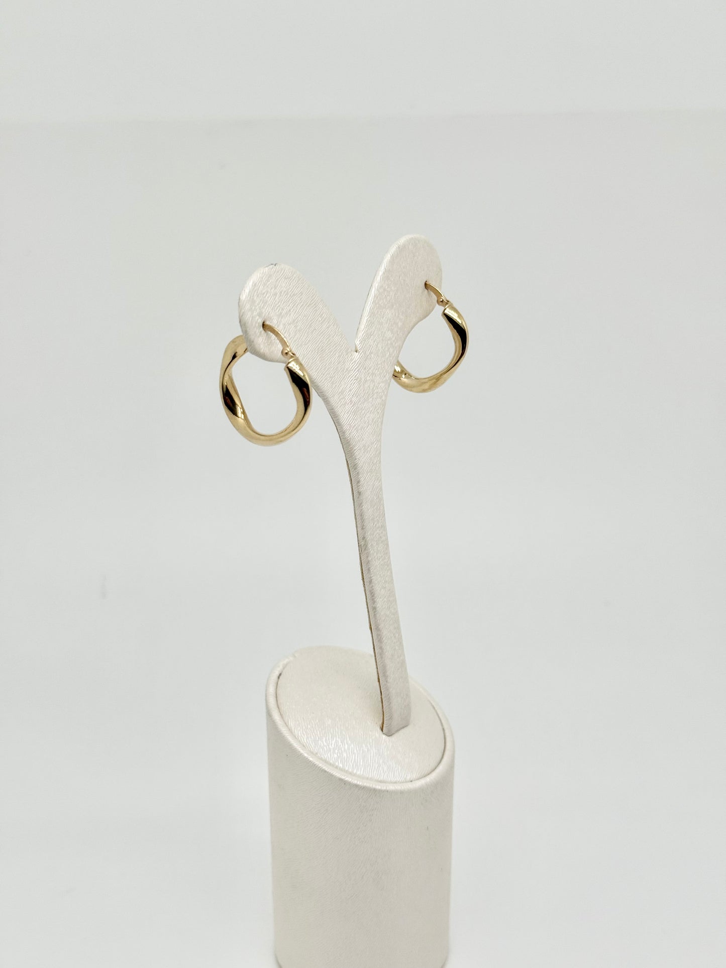 Round yellow gold earrings