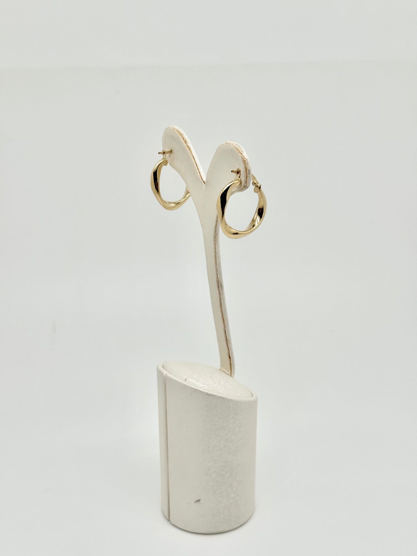 Round yellow gold earrings