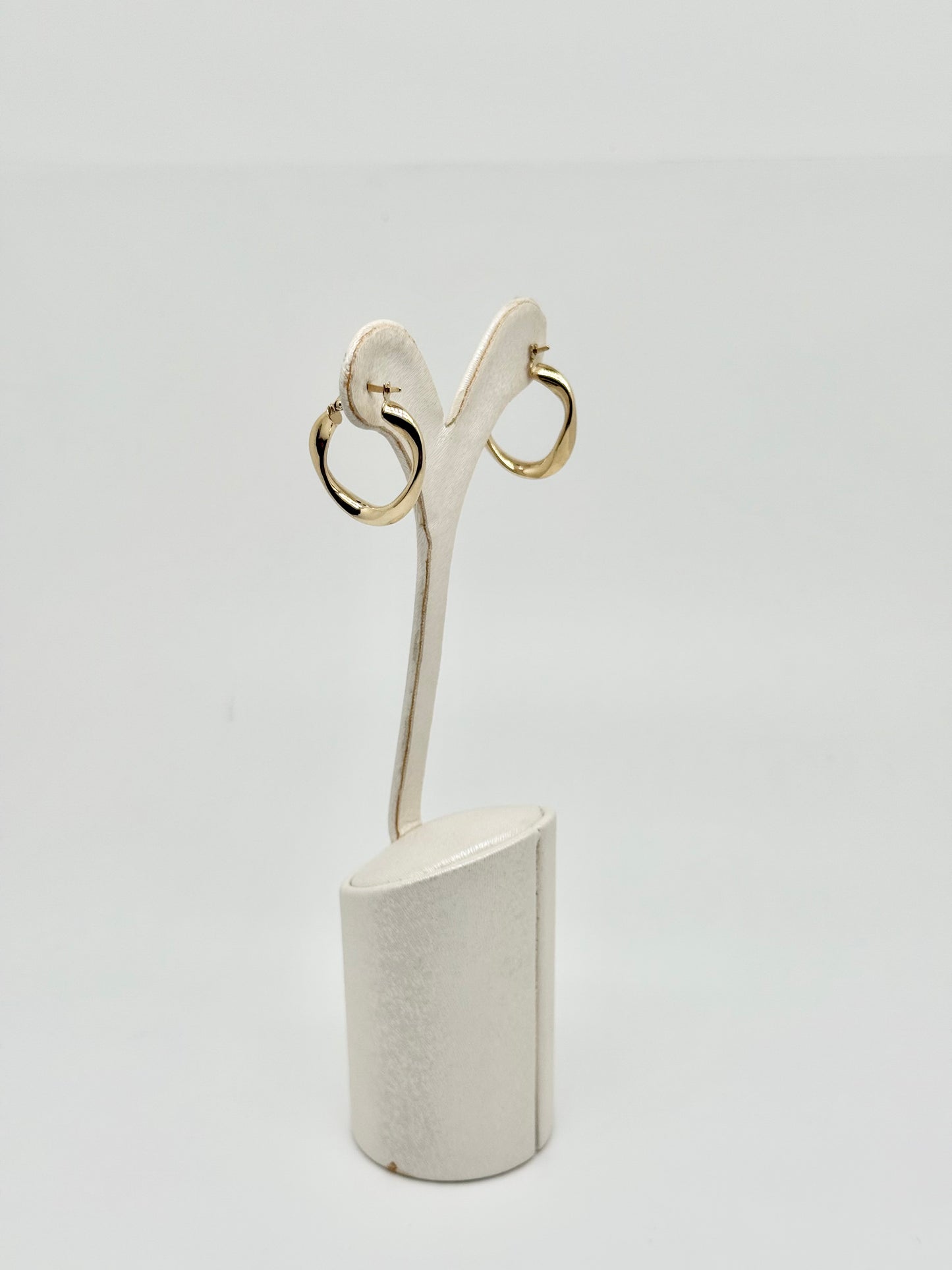 Round yellow gold earrings