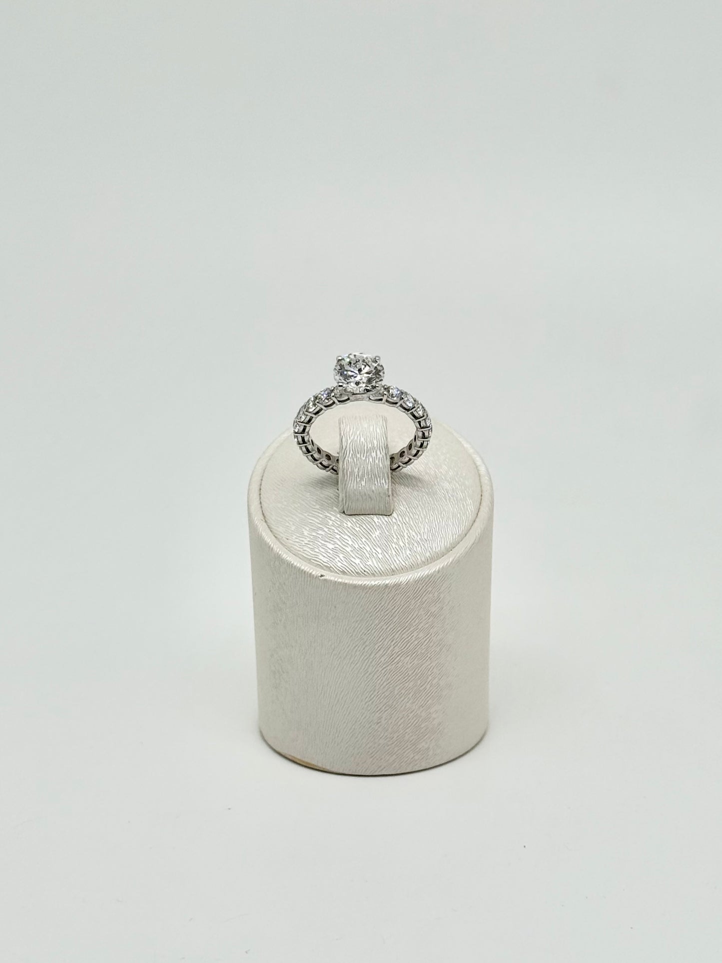 Witgouden ring met een 2,01 ct grote middelste steen