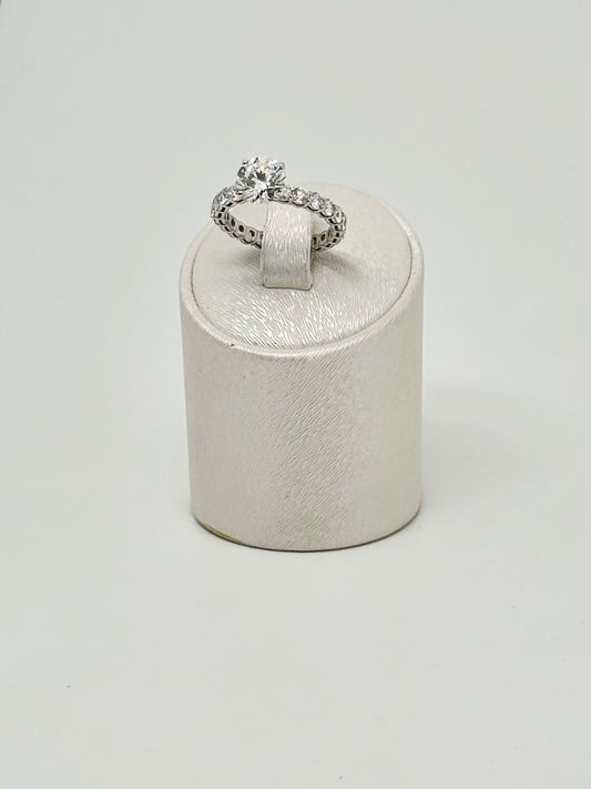 Bague d'éternité en or blanc sertie d'une pierre centrale de 2,01 ct