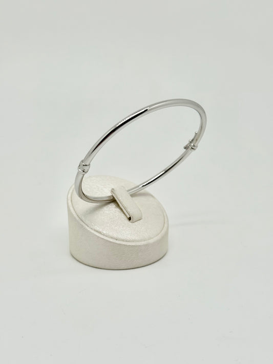 Round white gold bracelet