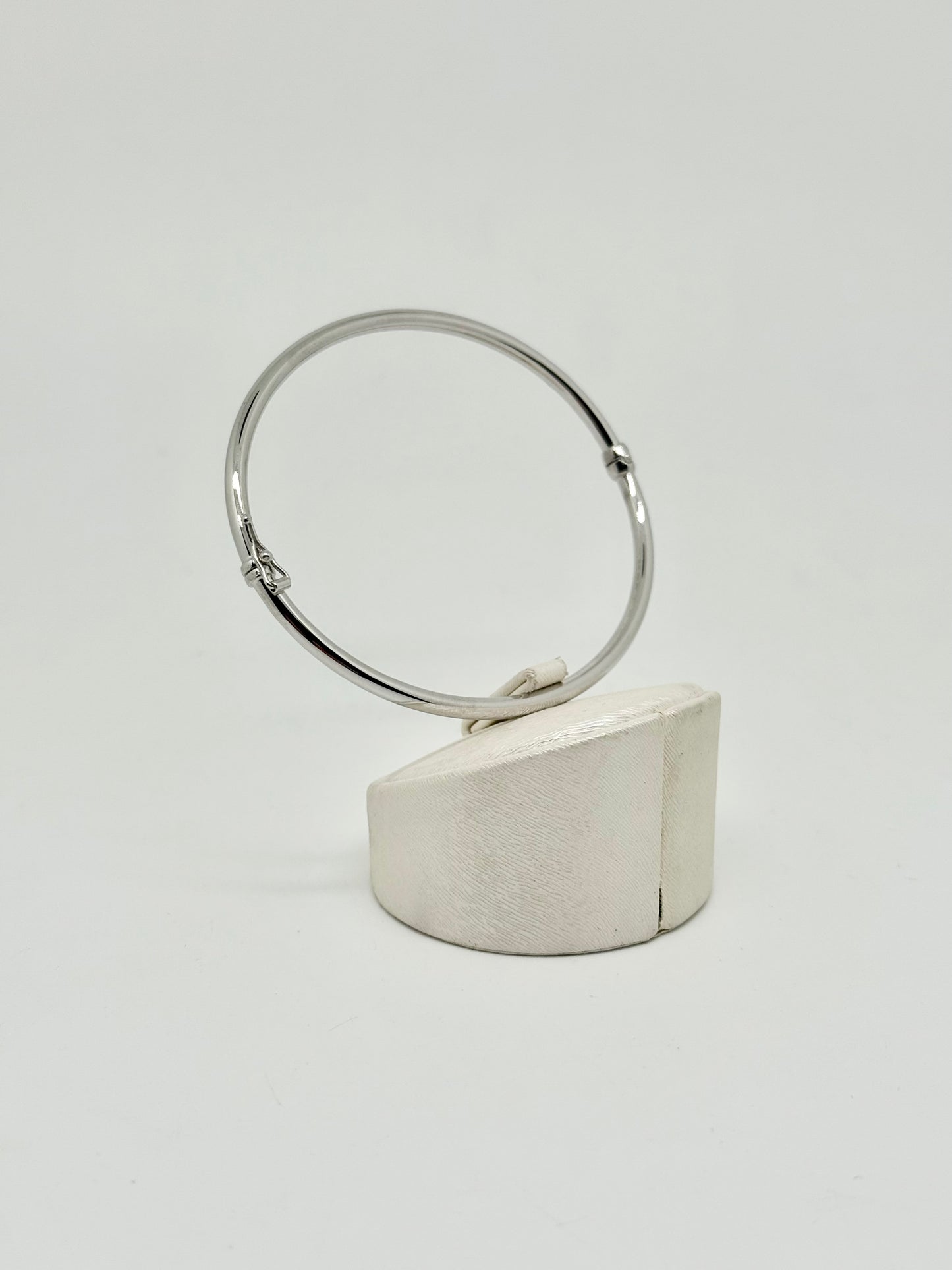 Round white gold bracelet