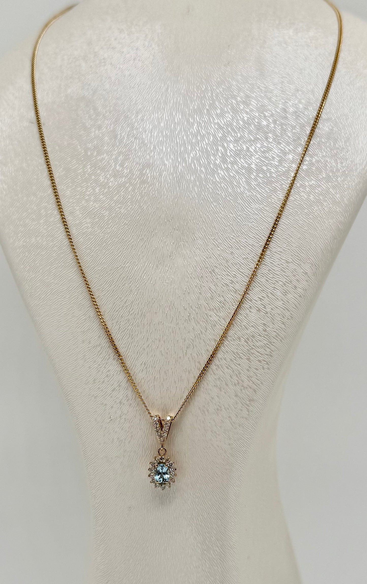 Collier en or jaune 18 carats avec pendentif aigue-marine