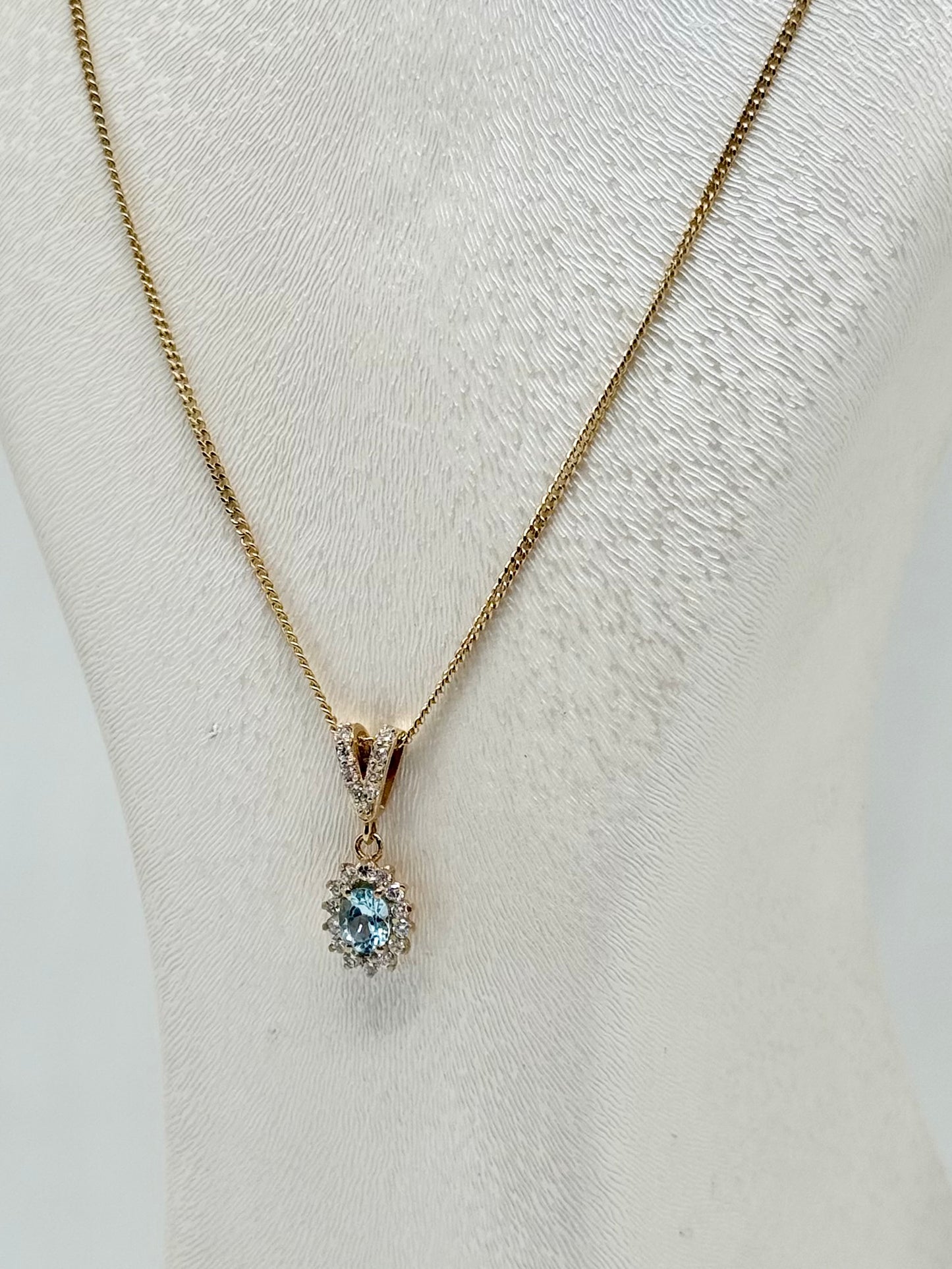 Collier en or jaune 18 carats avec pendentif aigue-marine