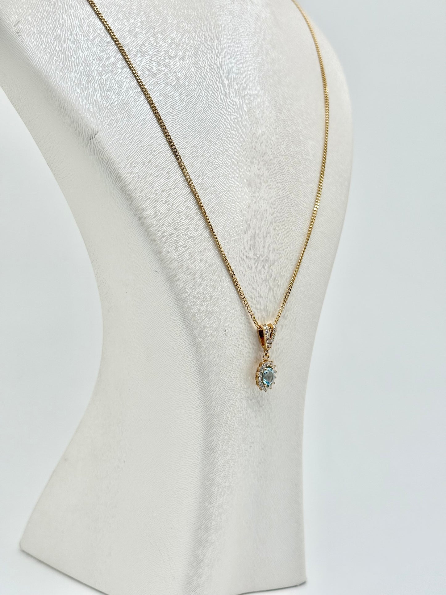Collier en or jaune 18 carats avec pendentif aigue-marine