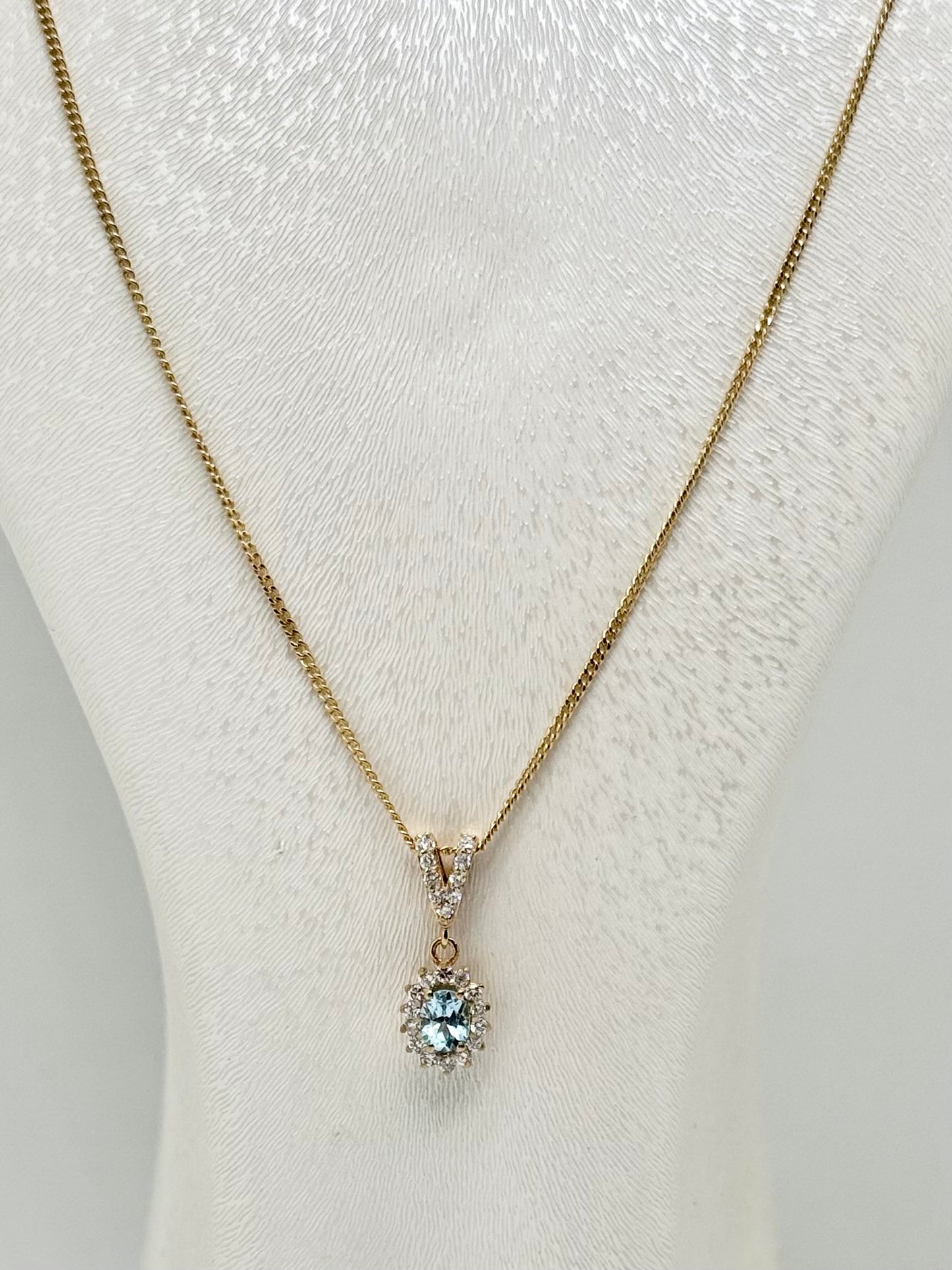 Collier en or jaune 18 carats avec pendentif aigue-marine