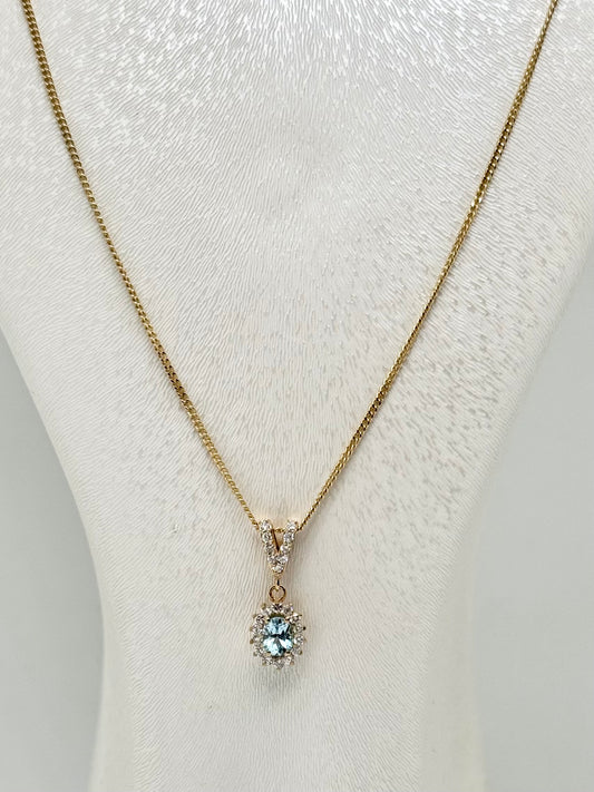Collier en or jaune 18 carats avec pendentif aigue-marine