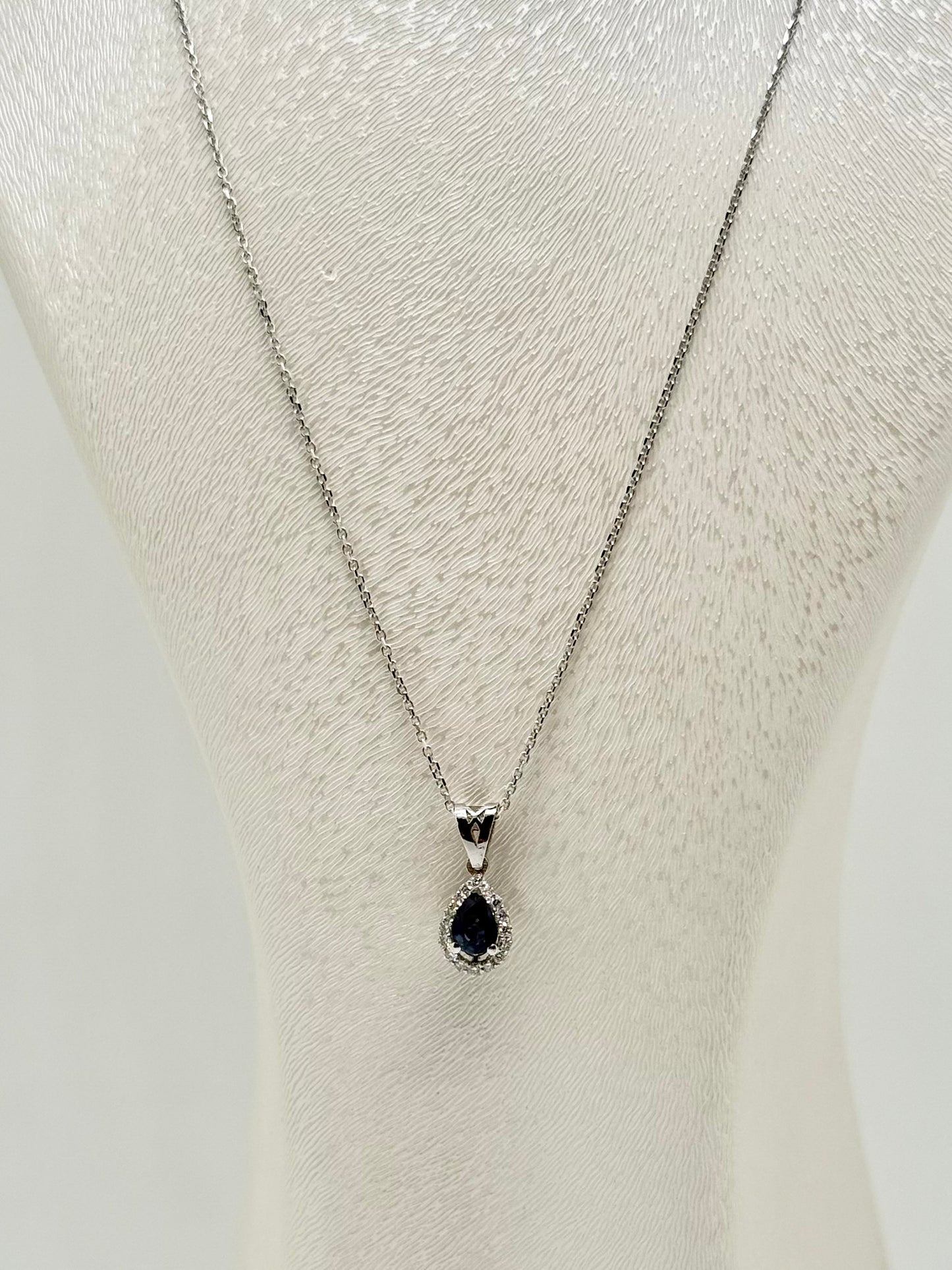 Collier en or blanc 18 carats avec saphir naturel en forme de poire