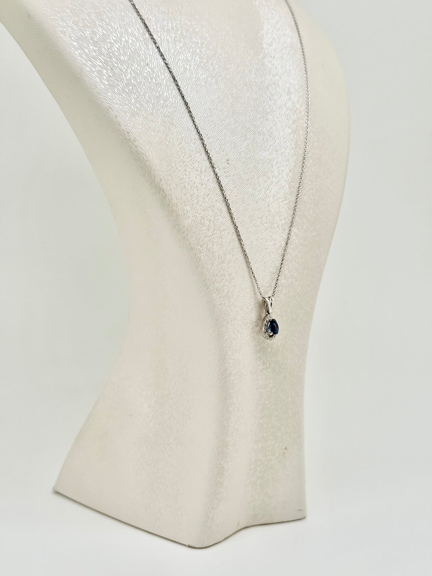 Collier en or blanc 18 carats avec saphir naturel en forme de poire