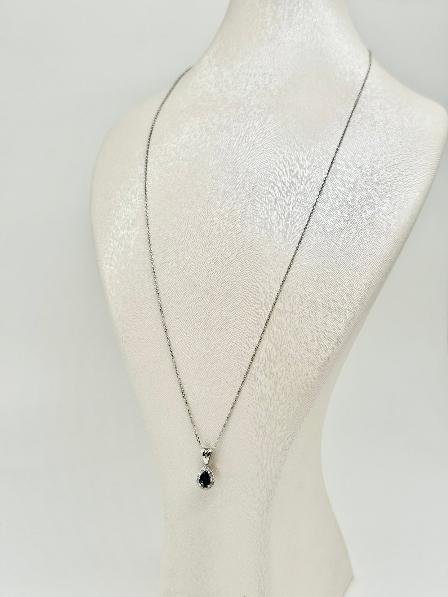 Collier en or blanc 18 carats avec saphir naturel en forme de poire