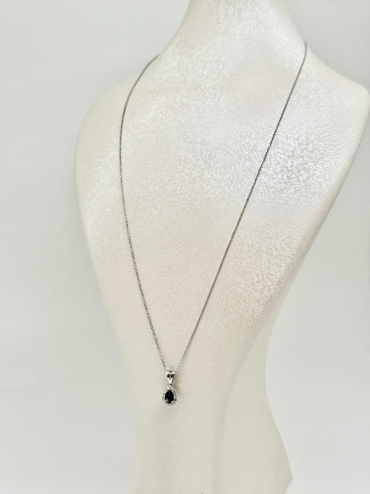 Collier en or blanc 18 carats avec saphir naturel en forme de poire