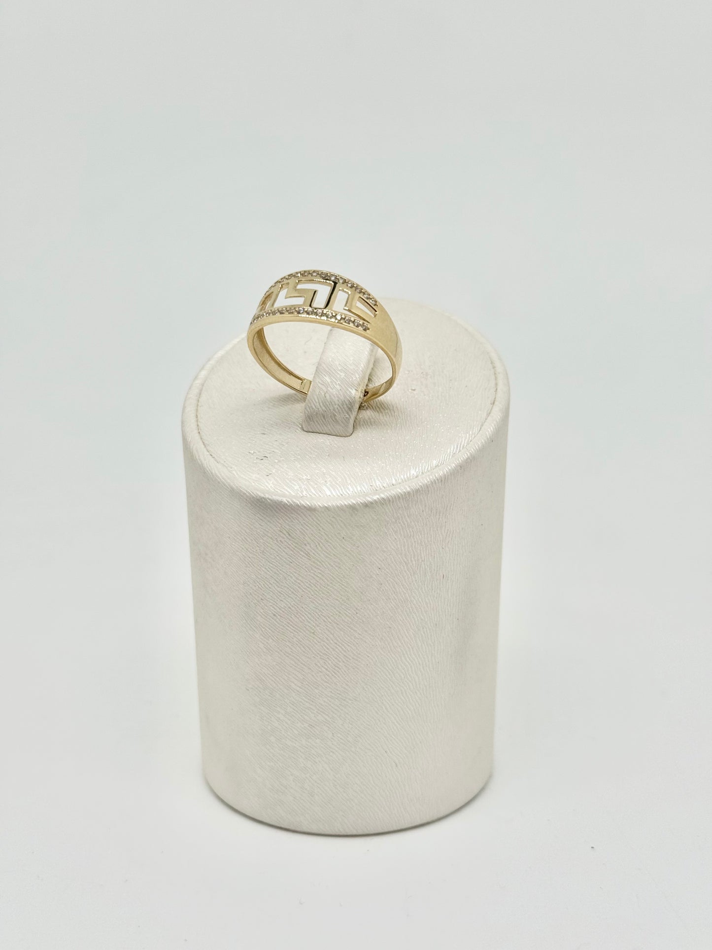 Yellow gold ring set with zircons