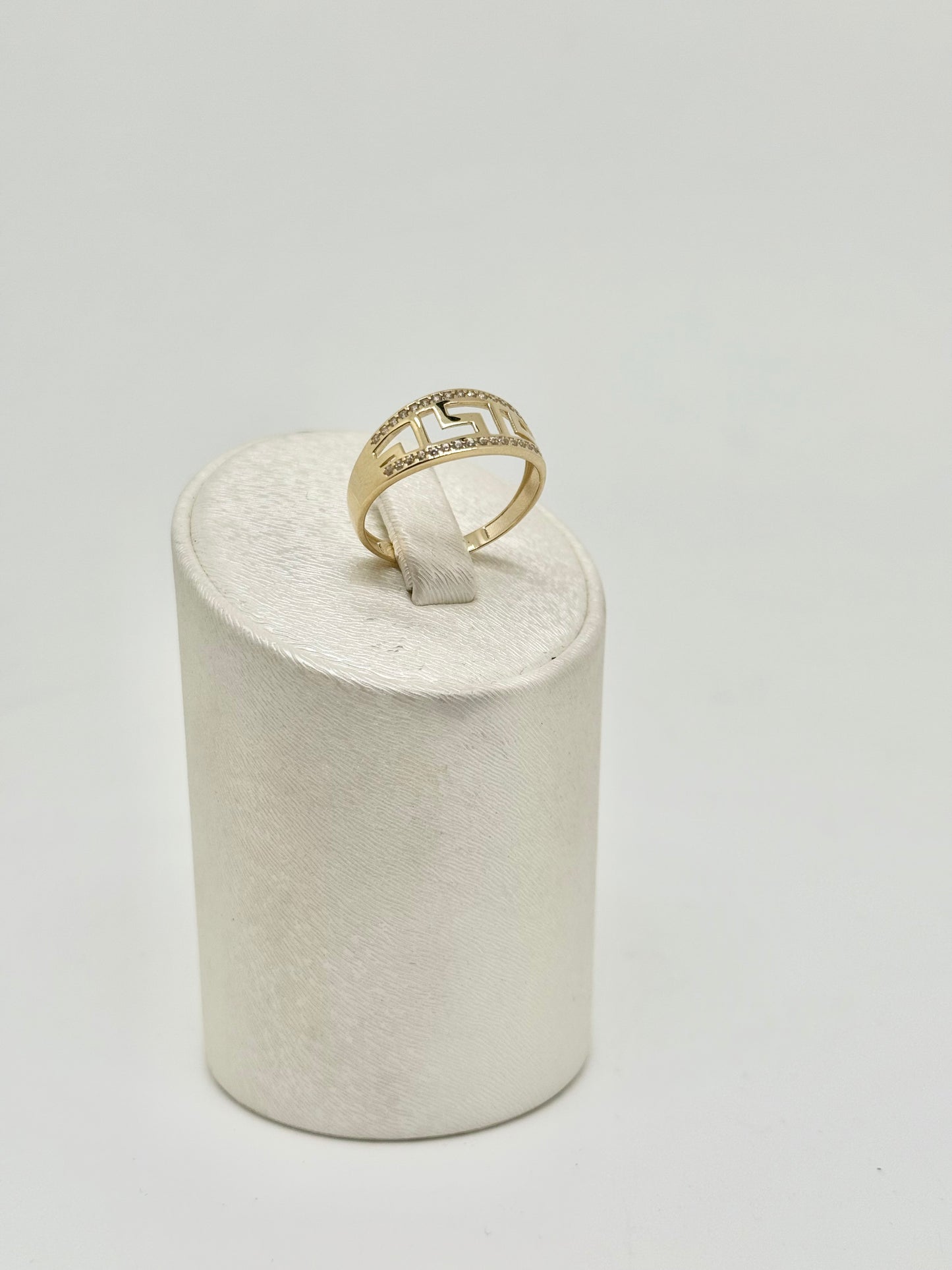 Yellow gold ring set with zircons