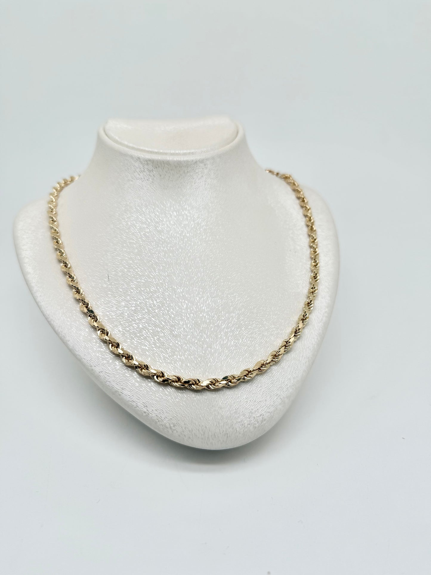 Yellow gold chain, new link, 18 carats/750