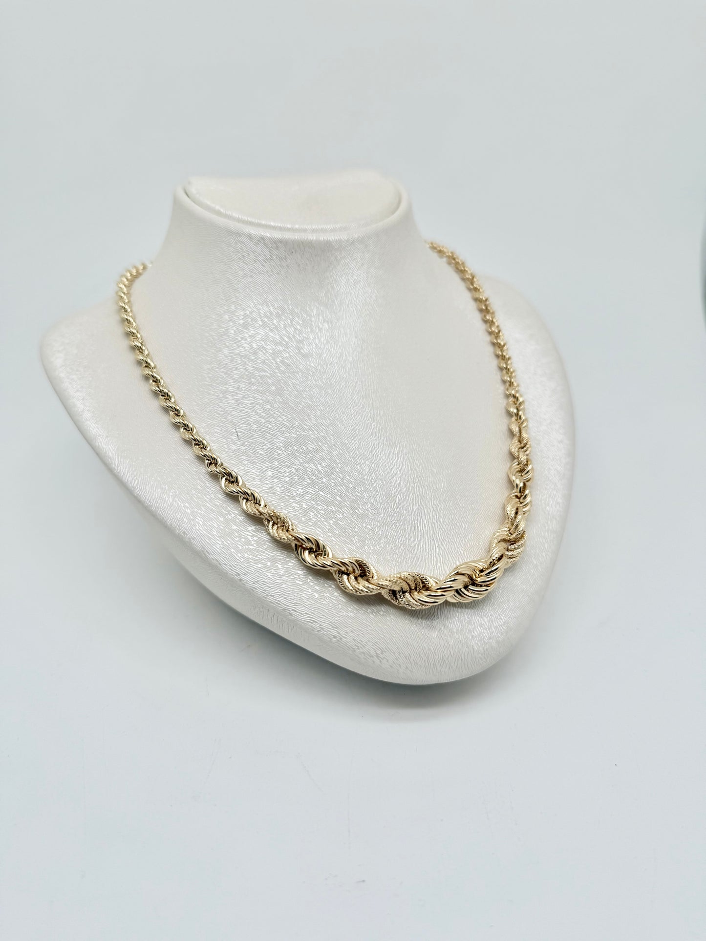Gradient twisted yellow gold necklace