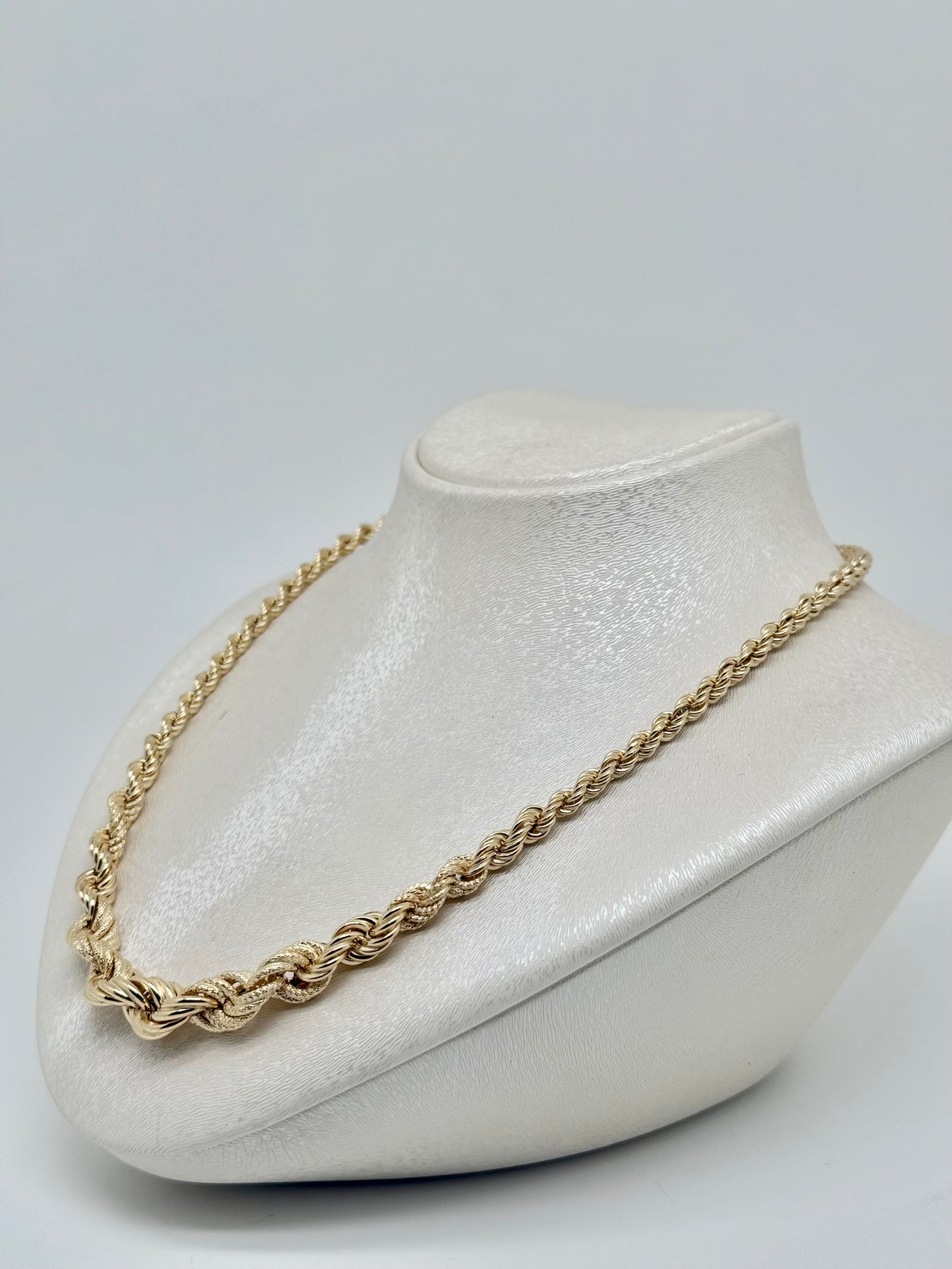 Gradient twisted yellow gold necklace