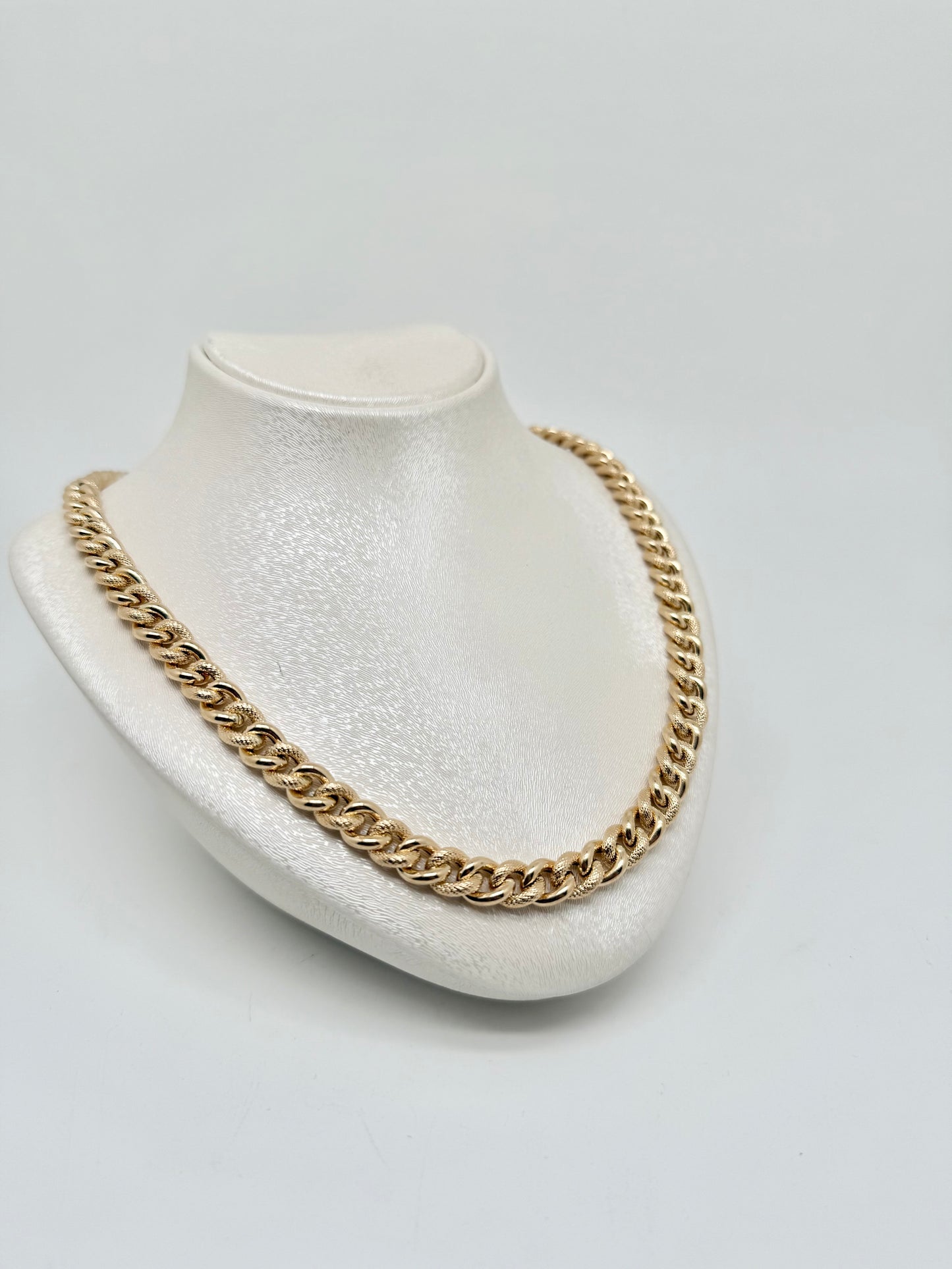 Cuban link yellow gold necklace, 18 carats/750, 32.46g