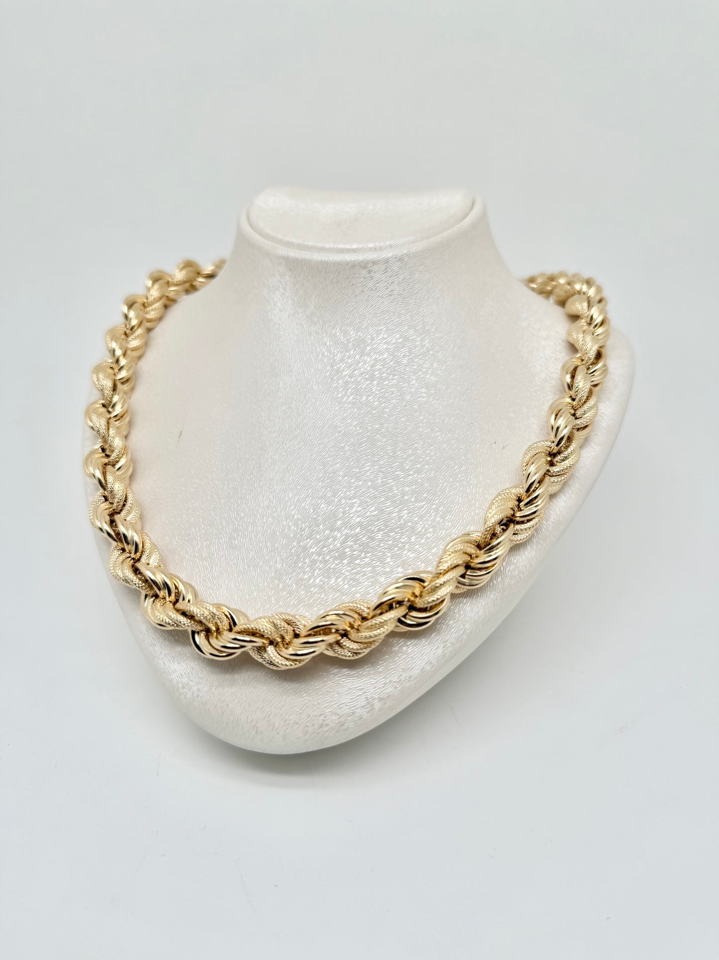 Thick twisted gold chain necklace, 18 carats/750, 39.75g