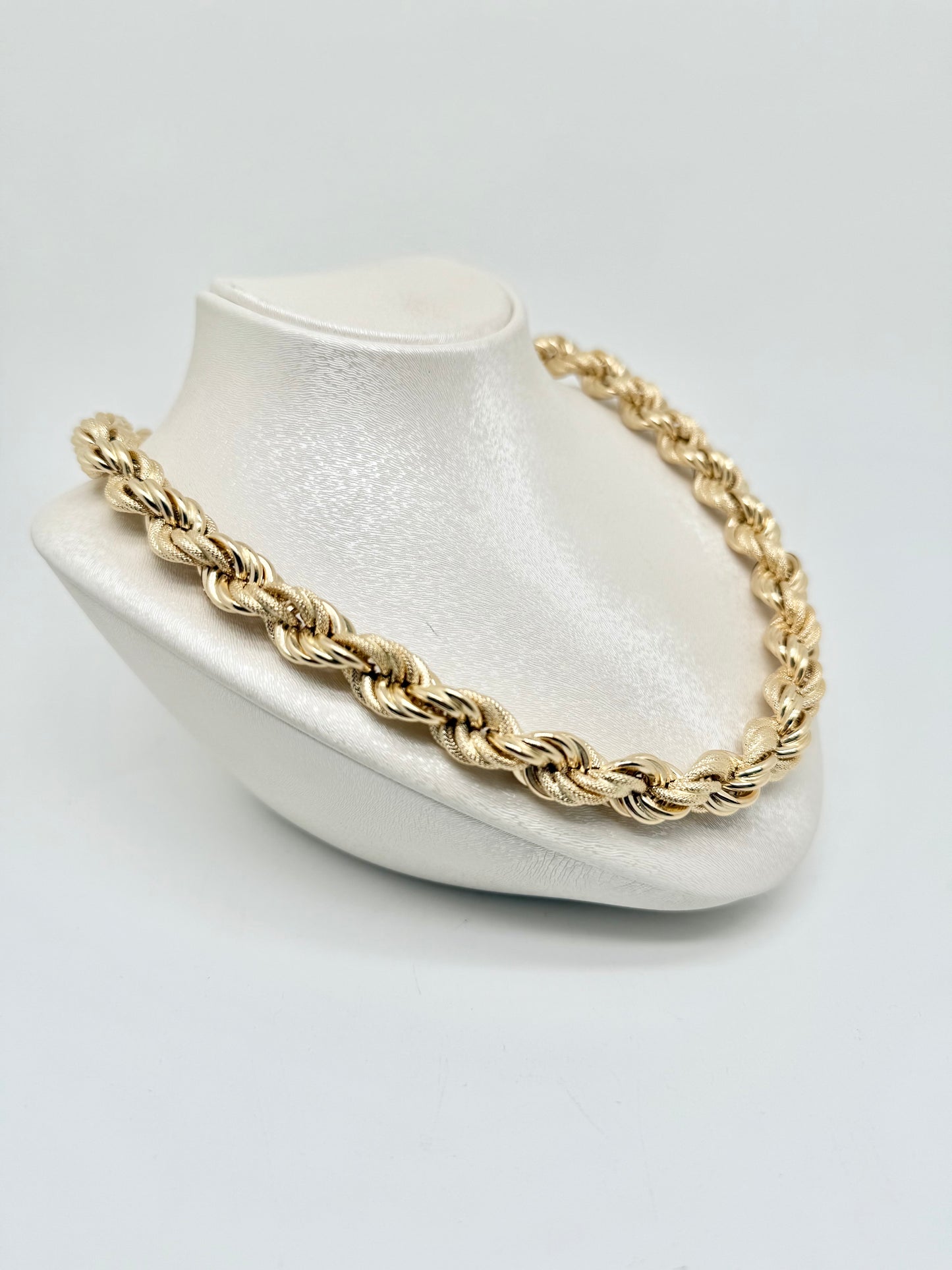 Thick twisted gold chain necklace, 18 carats/750, 39.75g
