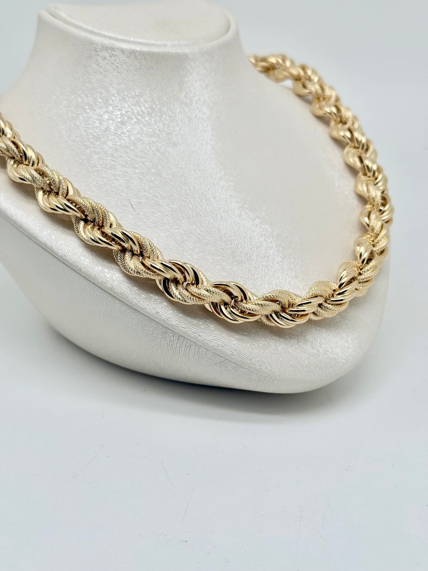 Thick twisted gold chain necklace, 18 carats/750, 39.75g