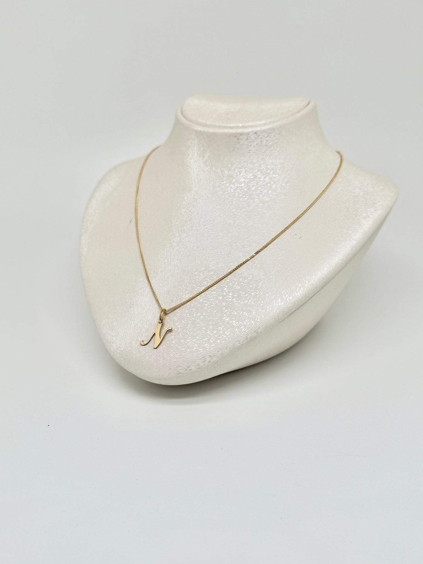Yellow gold necklace with letter, 18 carats/750
