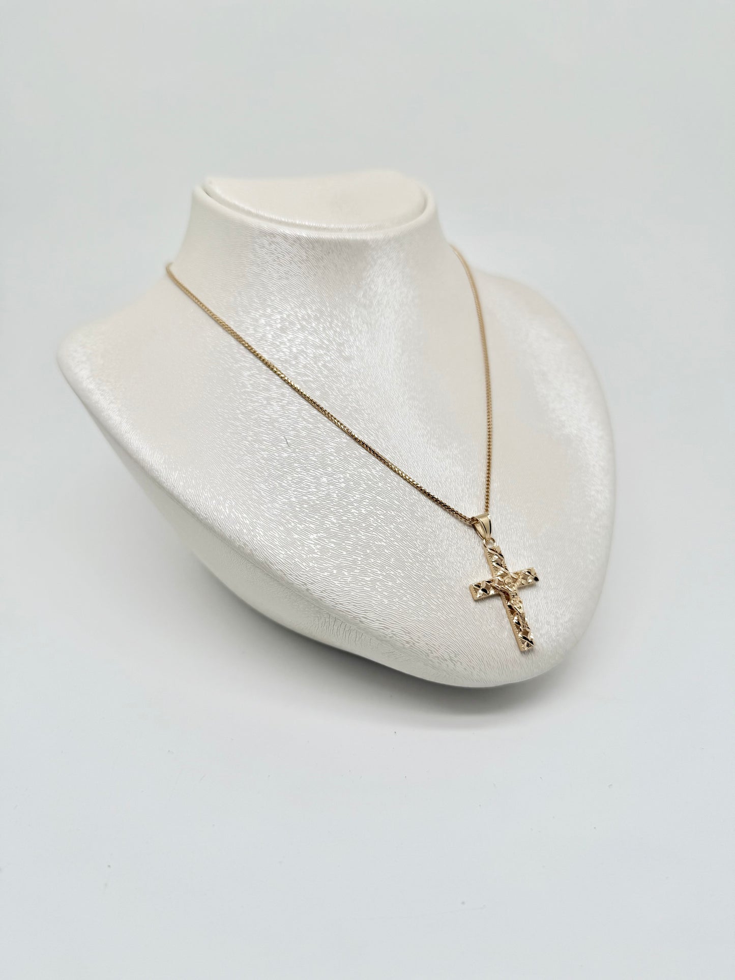 18k/750 yellow gold necklace with diamond-cut cross pendant