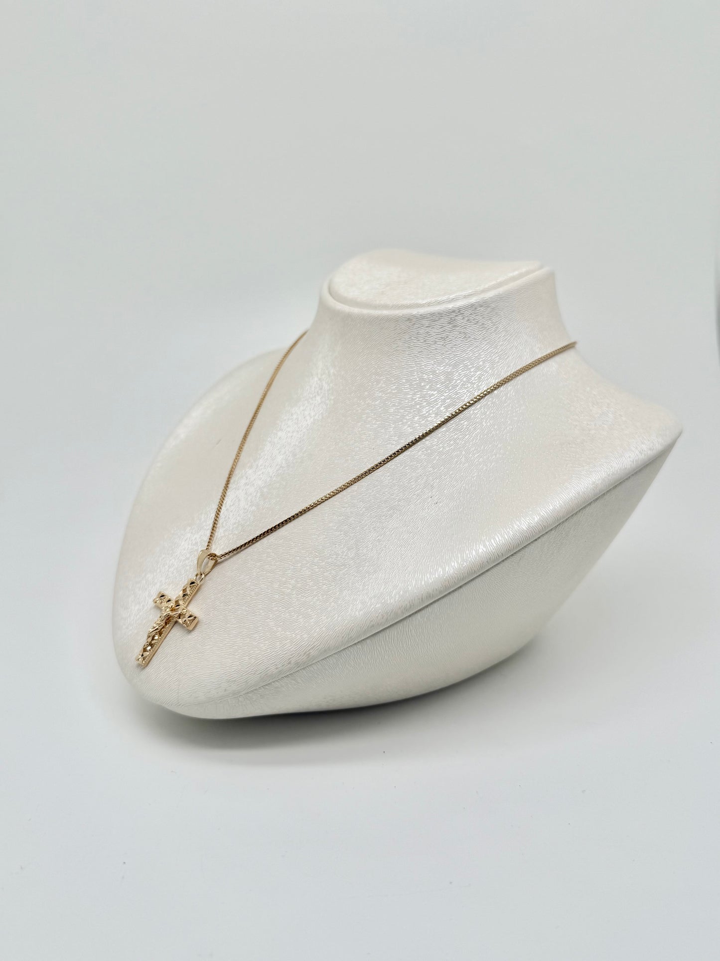 18k/750 yellow gold necklace with diamond-cut cross pendant