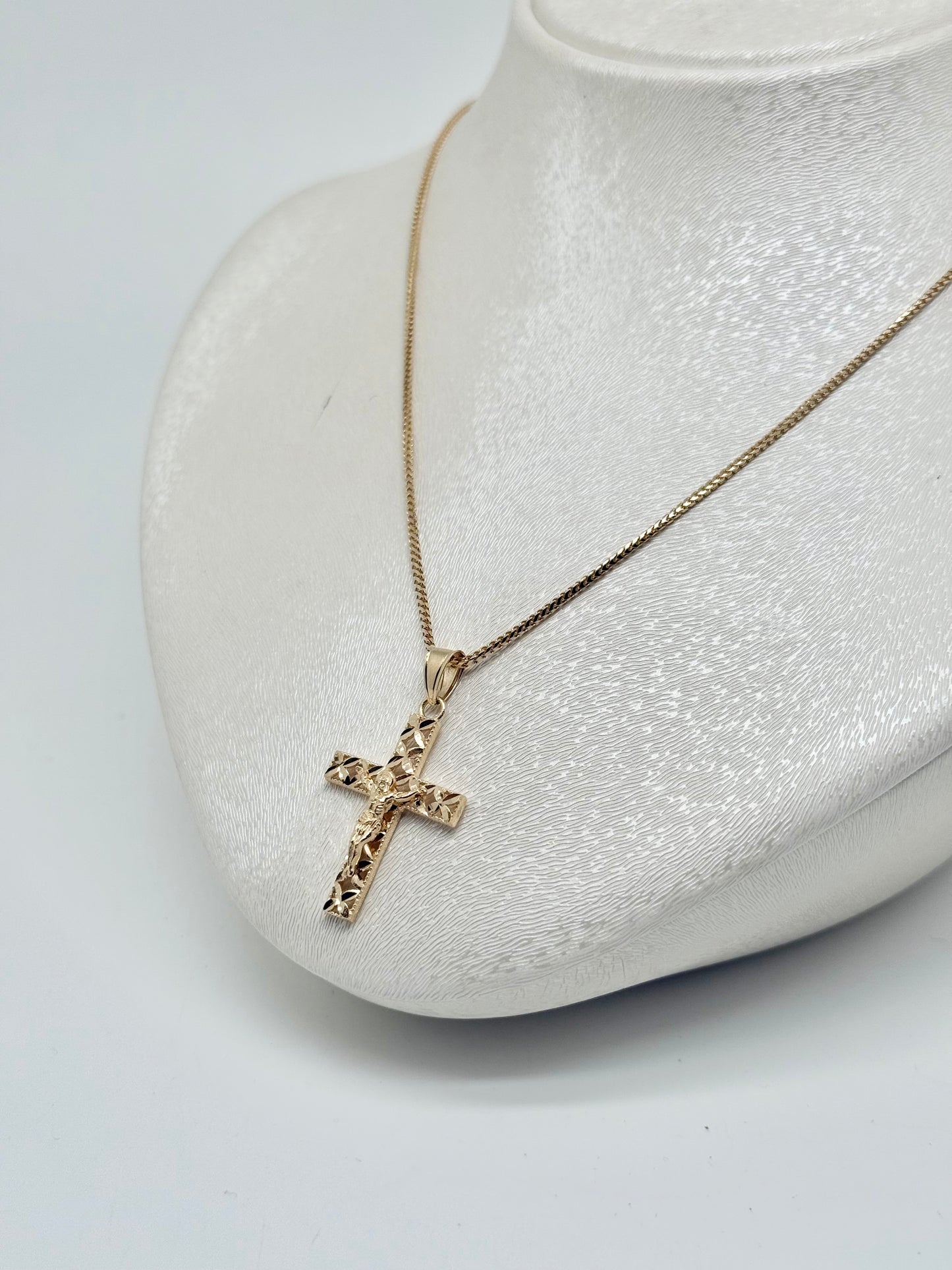18k/750 yellow gold necklace with diamond-cut cross pendant