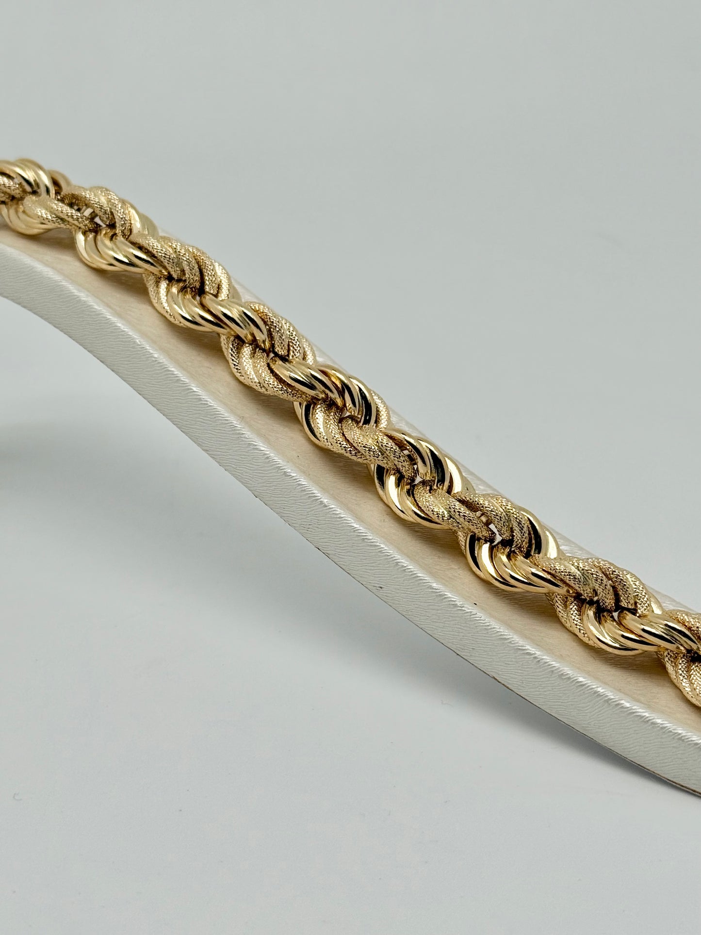 Thick twisted bracelet in yellow gold