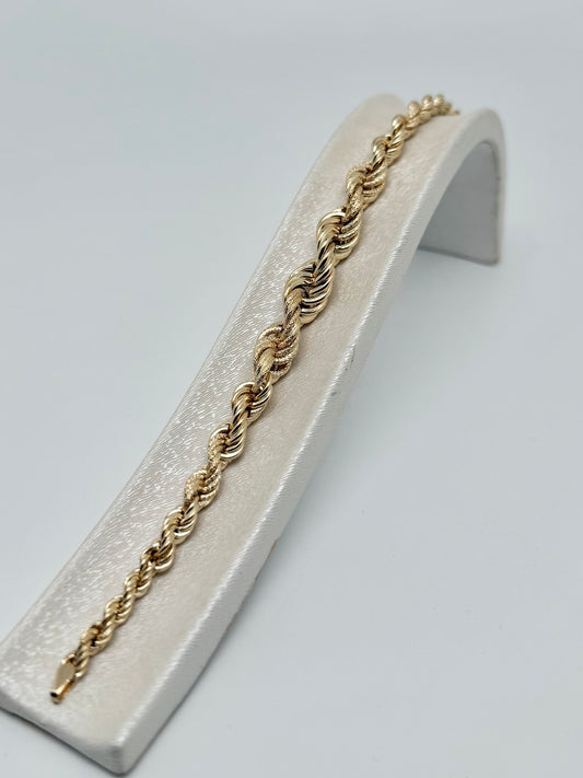 Armband van geelgoud, gedraaid in een verloop