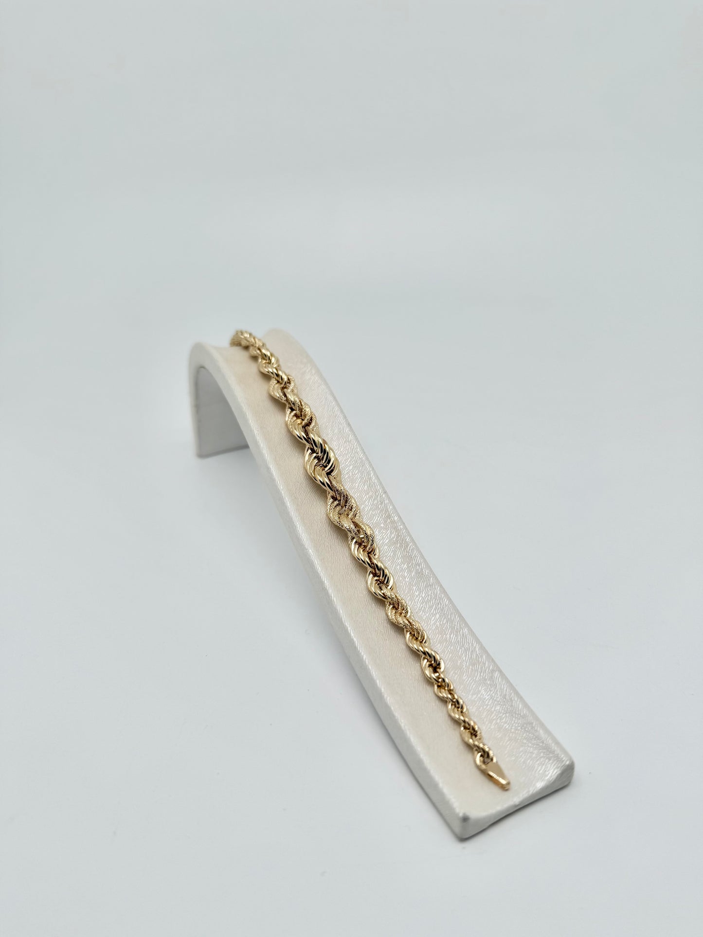 Yellow gold bracelet, twisted in a gradient