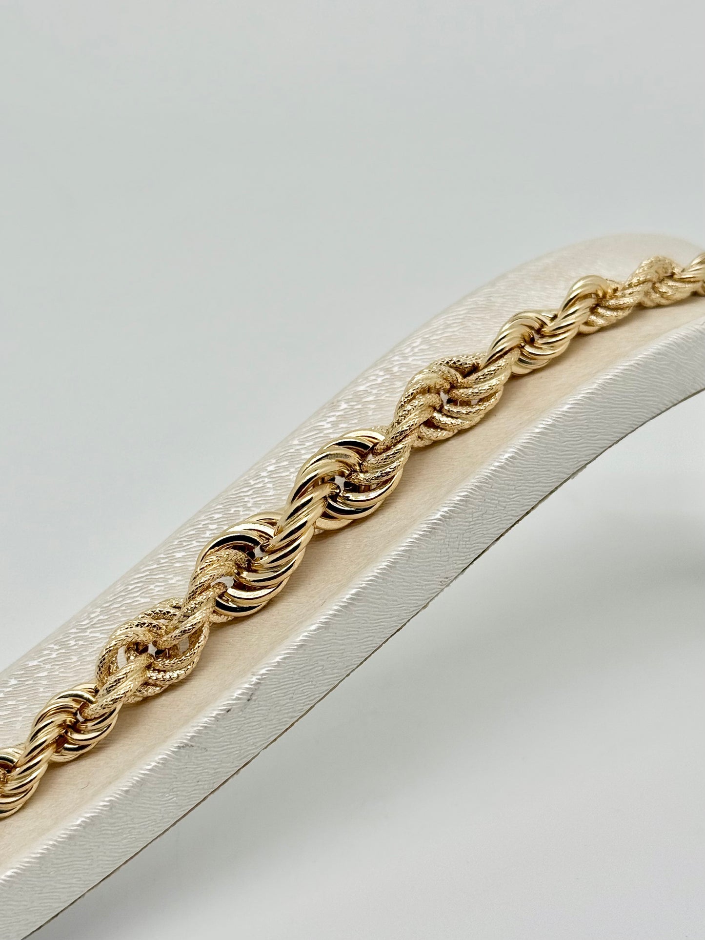 Yellow gold bracelet, twisted in a gradient